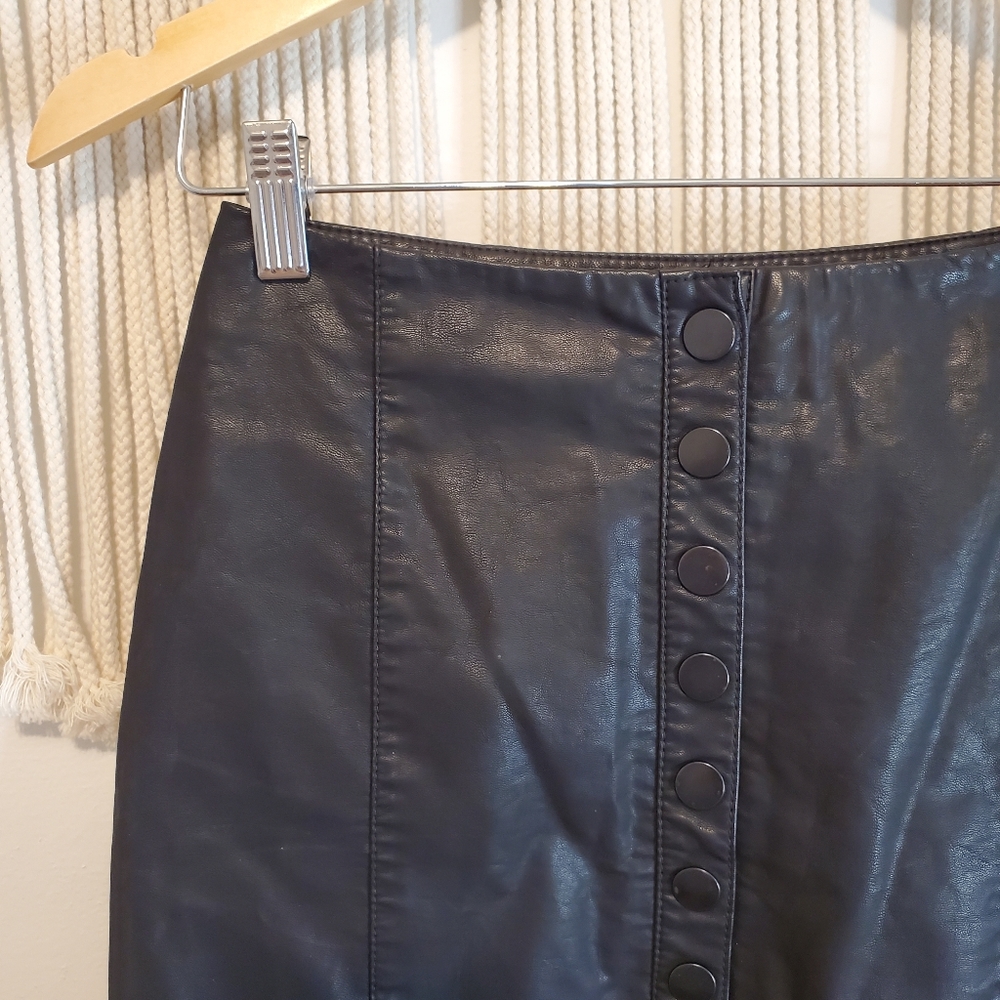 FREE PEOPLE Black Vegan Faux Leather Button Front Mini Skirt sz XS - Picture 4 of 8